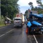 Amankan Kendaraan Terguling, Mobil Polisi Disambar Truk Kontainer