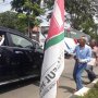 Jokowi dan Istri Lempar Kaos dari dalam Mobil, Warga Karawang: Love You Pak
