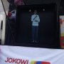 Hologram Jokowi Jadi Magnet Foto Para Pendukung di Karawang