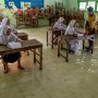 Siswa SD Demak Ikuti Ujian di Atas Genangan Banjir