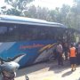 Sopir Ngantuk, Bus Sugeng Rahayu Ringsek Tabrak Pagar Makam Jiwan