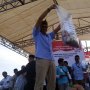 Kampanye di Sukabumi, Sandiaga Dapat 2 Kantong Plastik Berisi Uang