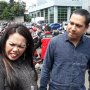 5 Potret Mesra Elly Sugigi dan Hendry, Cie Makin Lengket Aja!