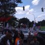 Jelang Kampanye, GBK Macet Parah, Pendukug Jokowi Berbaju Adat Jalan Kaki