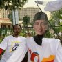Pendukung Bawa Wayang Jokowi di Depan Lokasi Debat Pilpres Kelima