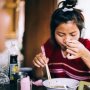 Bikin Kenyang sih, Tapi Makan Mi Instan Pakai Nasi Ternyata Berisiko Tinggi