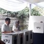 JK Kompak Berbaju Putih dengan Anak Cucu saat Mencoblos