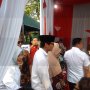 Sandiaga Jalan Kaki ke TPS Diiringi Solawat dan Ngobrol Film Sexy Killers