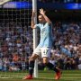 Langgar Social Distancing, Phil Foden Asyik Main Bola di Pantai