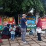 Banyak Karangan Bunga, Ini yang Dilakukan Pendukung di Depan Rumah Prabowo