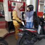Peringati Hari Kartini, Anggunnya Pegawai SPBU ini Kenakan Kebaya