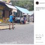 Jalan-jalan Pakai Heels, Aksi Bocah Laki-laki Ini Bikin Warganet Ngakak