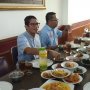 Sindir Aksi Boikot Nasi Padang, Sandiaga Makan Rendang di Rumah Makan Ini