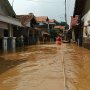 Kelaparan, Korban Banjir Jakarta Cari Makan Sendiri Pakai Kasur Angin