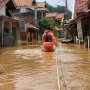 Tak Mau Dievakuasi Saat Banjir, Asma Seorang Ibu Kambuh