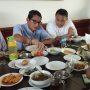 Santap Nasi Padang Usai Salat, Sandiaga: Pemilu Jangan Dibaperin