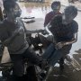 Kulit Gatal-gatal Tak Jadi Penghalang Manusia Silver Cari Uang Recehan