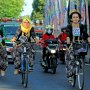 Bersepeda Mengenakan Kebaya