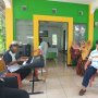 PSU di Surabaya, Sembari Tunggu Antrian Pemilih di TPS Ini Bisa Karaokean
