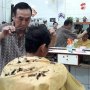 Senang Kupingnya Dibersihkan, Sandiaga Rutin Cukur Rambut di Glodok