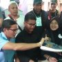Terenyuh Dengar Semangat Relawan, Sandiaga Sumbangkan Sneaker Barunya