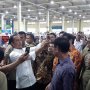 Jelang May Day, Jokowi Makan Siang di Kantin Pabrik Produksi Sepatu Nike