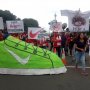 Buruh Perusahaan Sepatu Nike: Harga Produknya Selangit, Buruhnya Dicekik