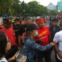 Desak Bebaskan Dua Aktivisnya, FMN dan Kasbi Datangi Polrestabes Surabaya