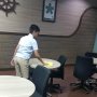 Video Viral Anak Bos Ngepel di Kantor Ayahnya Demi Dapat Uang Nge-game