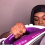 Perempuan Ini Temukan Cara Membersihkan Kerutan pada Sneakers