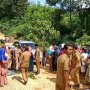 Nekat, Puluhan Emak-emak Blokir Jalan dan Adang Rombongan Wakil Bupati