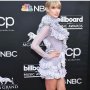 Terlalu Hot, Intip 4 Outfit Naked Look di Billboard Music Awards 2019