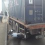 Salut, Polisi Relakan Sepeda Motornya Remuk untuk Ganjal Truk di Tanjakan