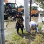 Tinjau Banjir di Kali Lamong, Risma Ikut Cabuti Rumput di Pinggir Jalan