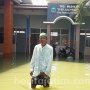 Banjir di Gresik Belum Surut, Warga Kesulitan Salat Tarawih