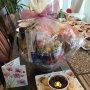 Baik Hati, Ibu Muslimah Ini Bagikan Paket Makanan untuk Semua Tetangga