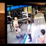 Bully Orang Berbadan Kecil, Pria Kekar Ini Langsung Ambruk Saat Dibalas