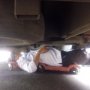 Penampakan Menhub Budi Karya Sumadi Masuk ke Kolong Bus