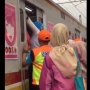 Aksi Emak Nekat Gelantungan di Pintu KRL yang Penuh sampai Disoraki