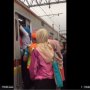 Miris, KRL Penuh, Wanita Ini Paksa Masuk Hingga Pintu Tak Bisa Ditutup