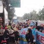 Emak-emak Aksi Pukul Panci Desak KPU Bongkar Makam dan Autopsi Jenazah KPPS