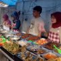 Omzet Jualan Takjil di Dekat Makam Sunan Giri Tembus Rp 5 Juta Per Hari