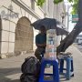 Mengais Rezeki di Atas Tumpukan Uang Pecahan Kertas Lebaran