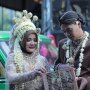 Unik, Kelima Pasangan Ini Menikah di Atas Kendaraan Kuno