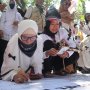 Sebelum Bubar, Massa Berbaju Putih Menulis Petisi Untuk KPU