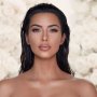 Tutupi Kulit Sunburn dengan Foundation, Kim Kardashian Hujan Kritikan