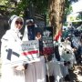 Massa Berbaju Putih Serukan Diskualifikasi Capres yang Menabrak UU