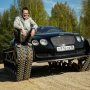 Nyentrik, Bengkel ini Modif Sedan Bentley Pakai Roda Tank