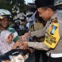 Semangat Kebersamaan, Polisi dan TNI Bagi-bagi Takjil Ramadan