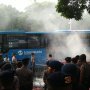 Bakar Ban, Massa HMI Paksa Merangsek Masuk Kantor KPU RI
